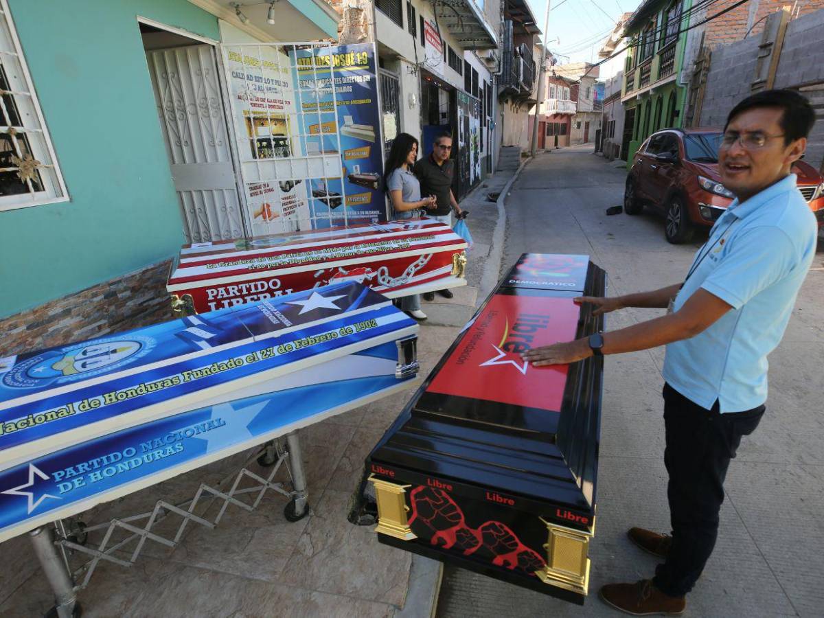 Ataúdes elaborados con diseños de emblemas de partidos políticos