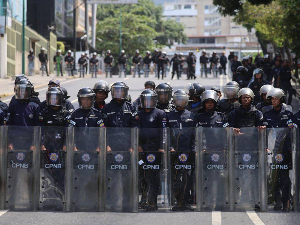 Con fotos de Maduro y pidiendo un salario digno: venezolanos conmemoran el Día del Trabajador