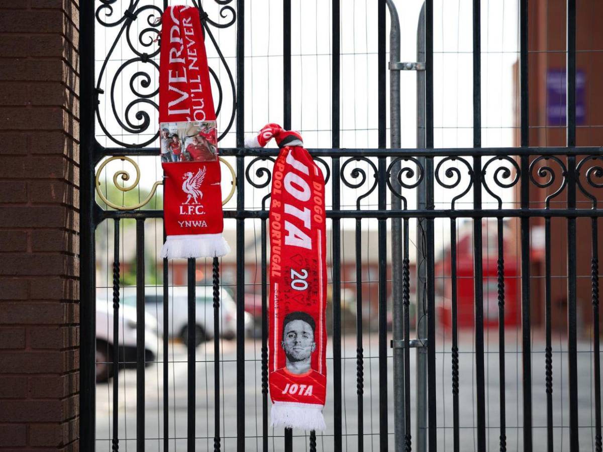 You´ll Never Walk Alone: Seguidores del Liverpool rinden homenaje a Diogo Jota