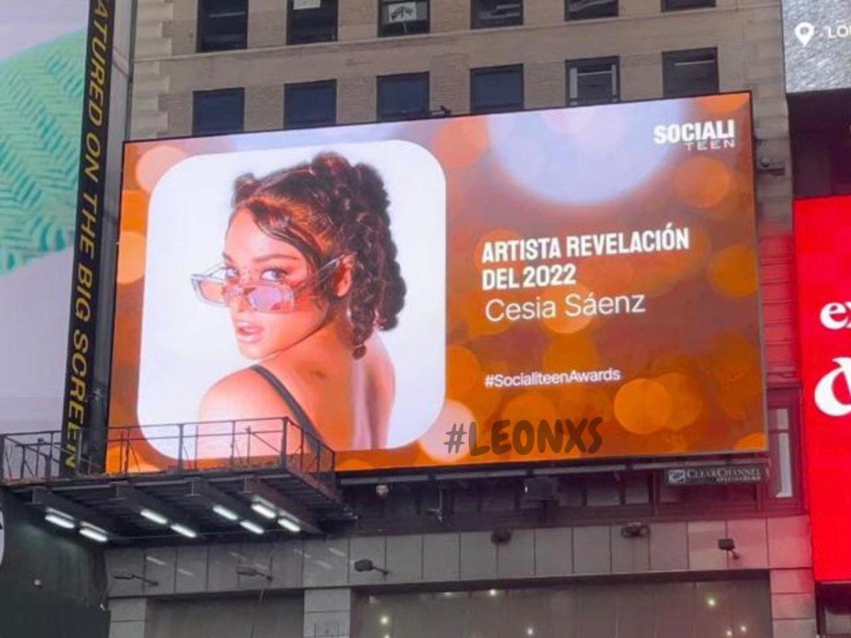 Cesia Sáenz aparece en las pantallas del Times Square en Nueva York