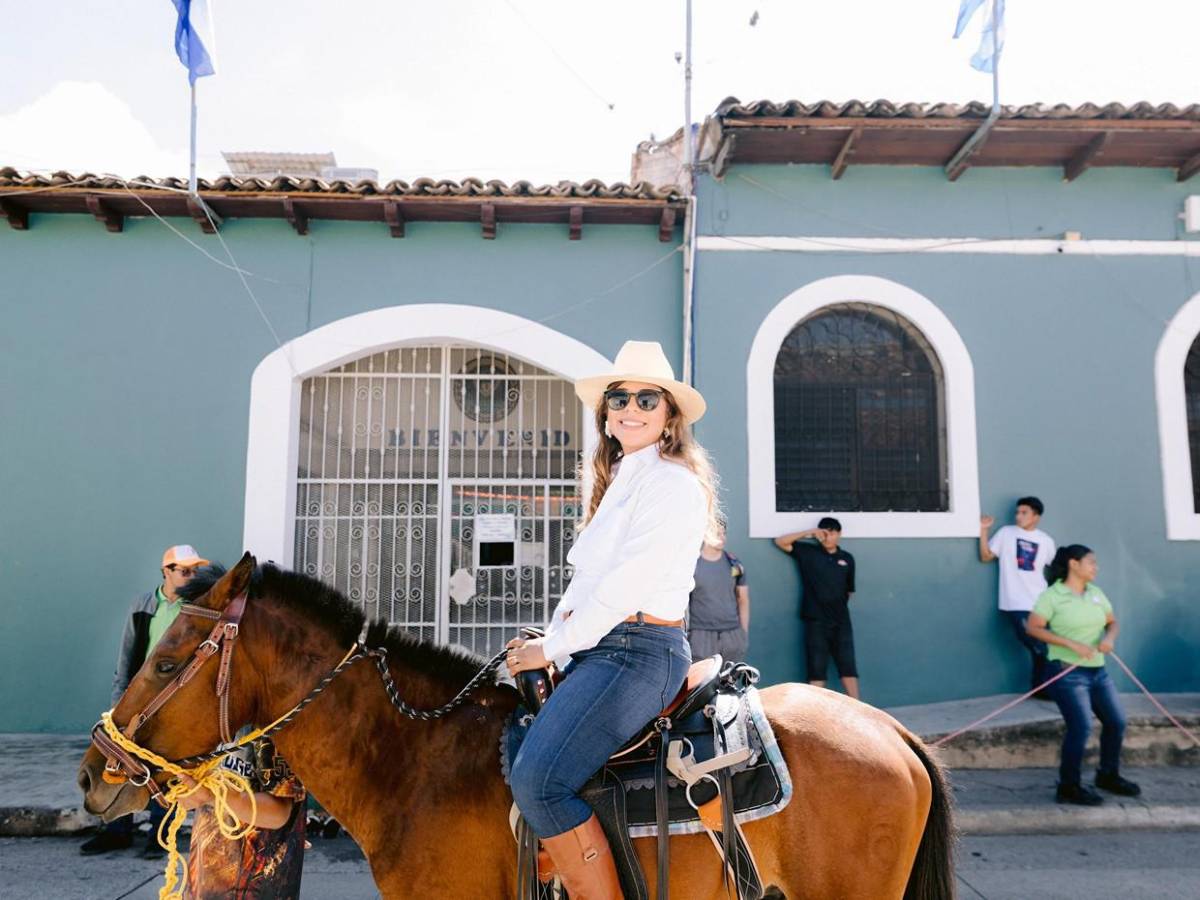 Color, cultura y orgullo patrio en desfile de Montessori Bilingual Academy en Comayagua