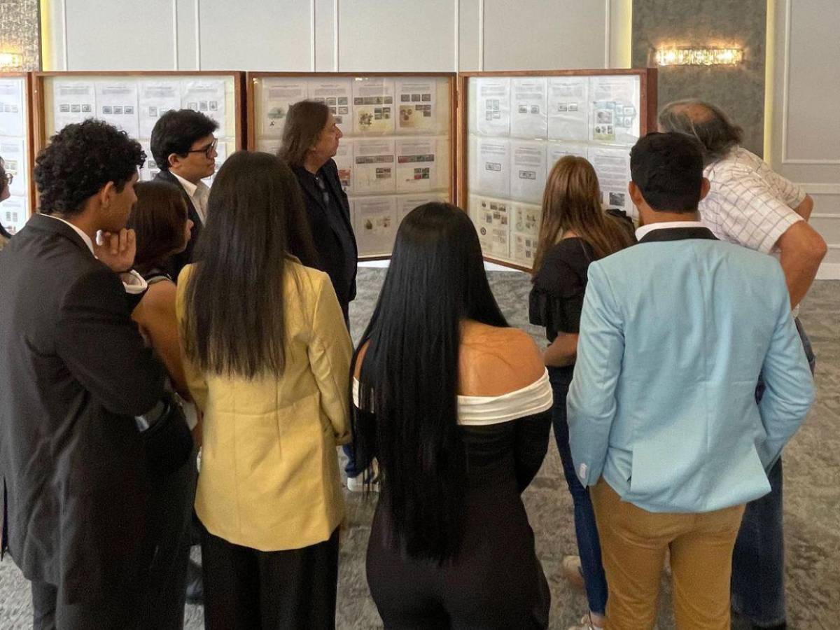 Estudiantes recorren Exposición Filatélica y de Portadas de El Heraldo