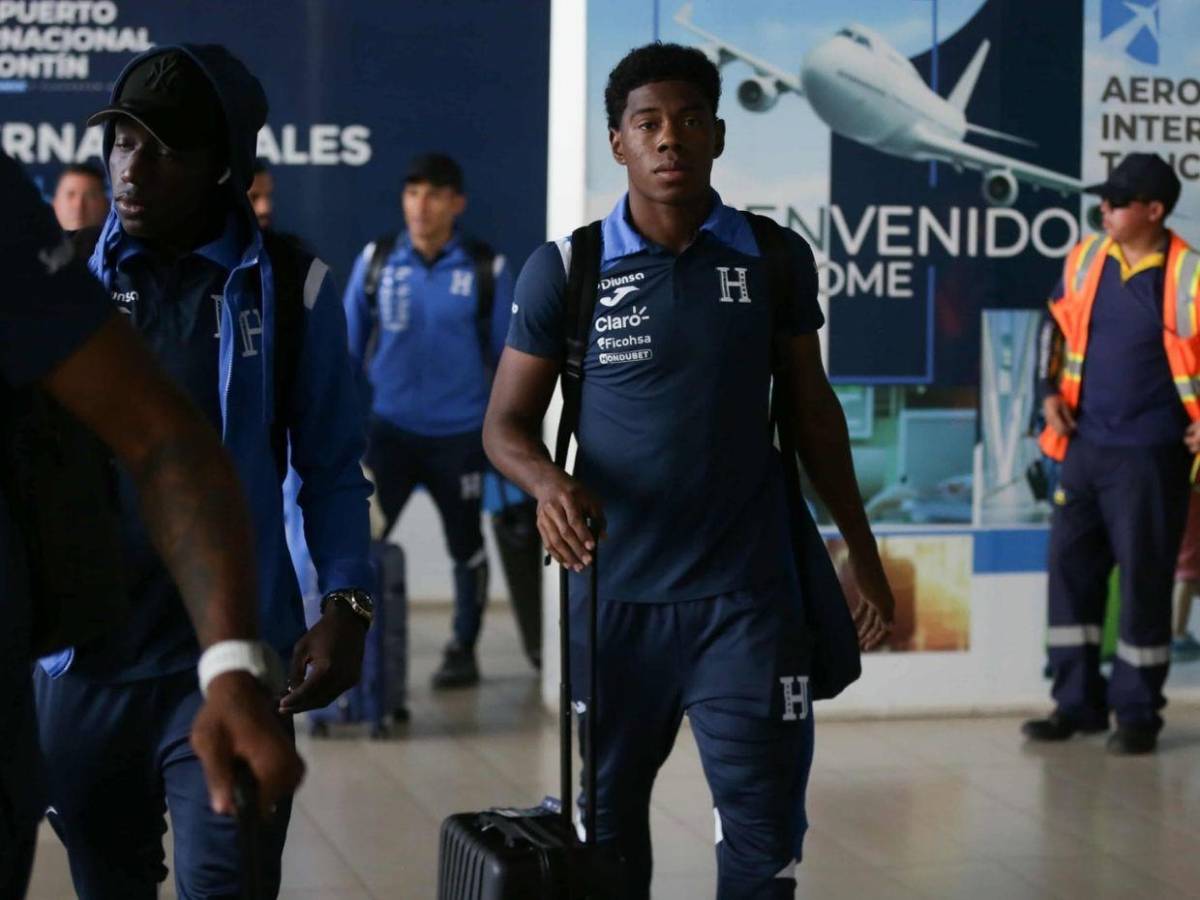 Selección de Honduras llega al país: directivos y jugadores con caras largas