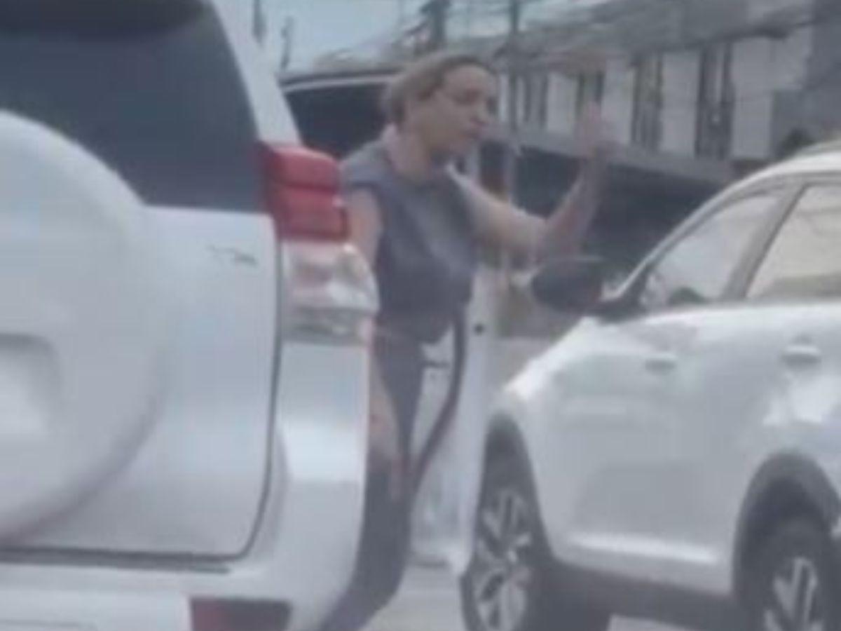 Mujer que amenazó a limpiaparabrisas con arma denuncia que había sido agredida