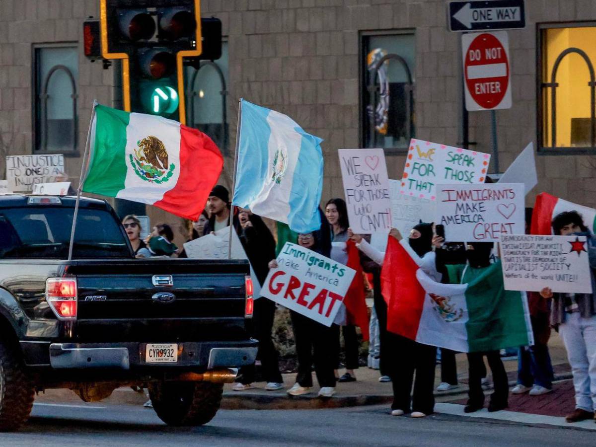 Miles de migrantes protestan contra redadas y deportaciones de Donald Trump