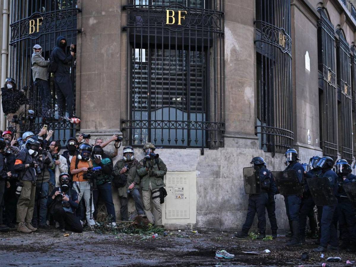 Saqueo de un instituto y choques con la Policía marcan protestas en Francia
