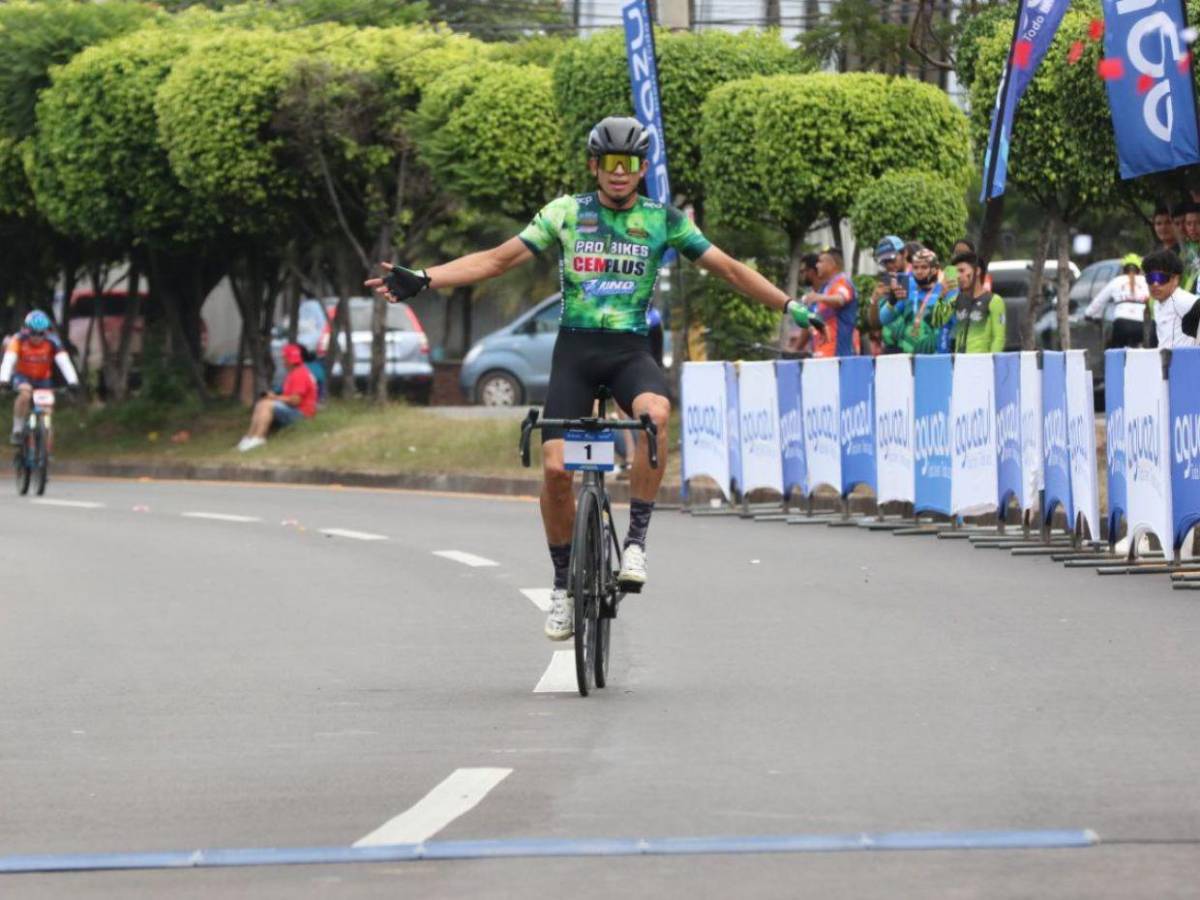 ¡Campeón! Héctor Menéndez es el ganador de la élite masculina en la Vuelta EL HERALDO 2025