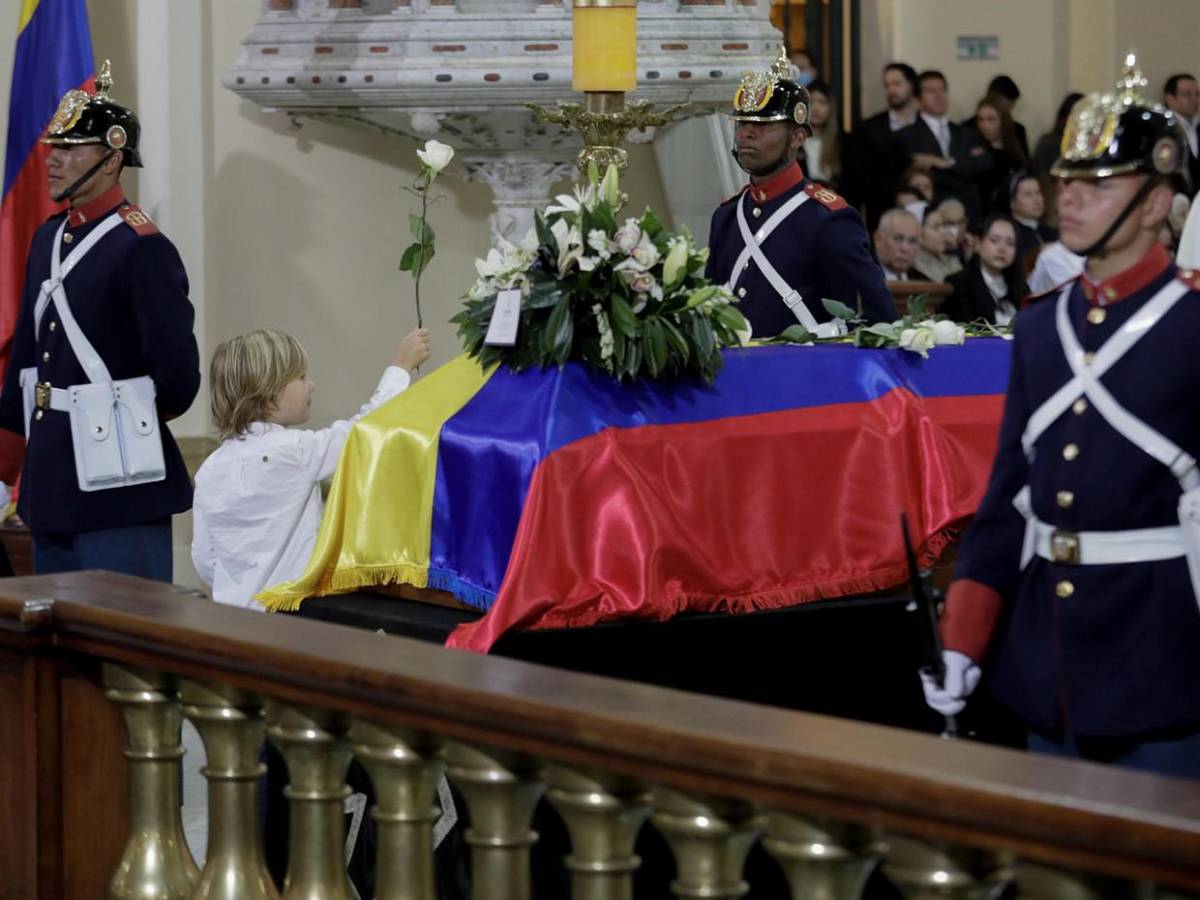 El emotivo gesto de Alejandro a su padre, el senador Miguel Uribe Turbay, durante funeral