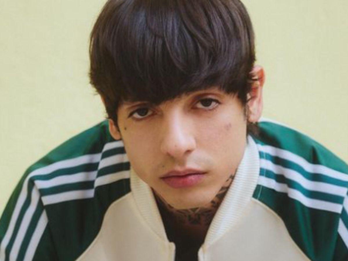 Natanael Cano lanza celular de fanática que quería tomarse una foto con él