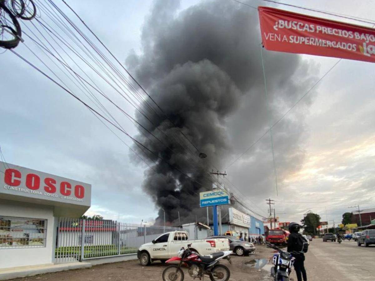 En fotos: voraz incendio afecta bodegas de llantas en Tocoa, Colón