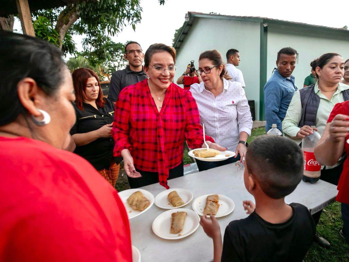 Xiomara Castro entrega tamales y sacos de alimentos en Navidad en Olancho