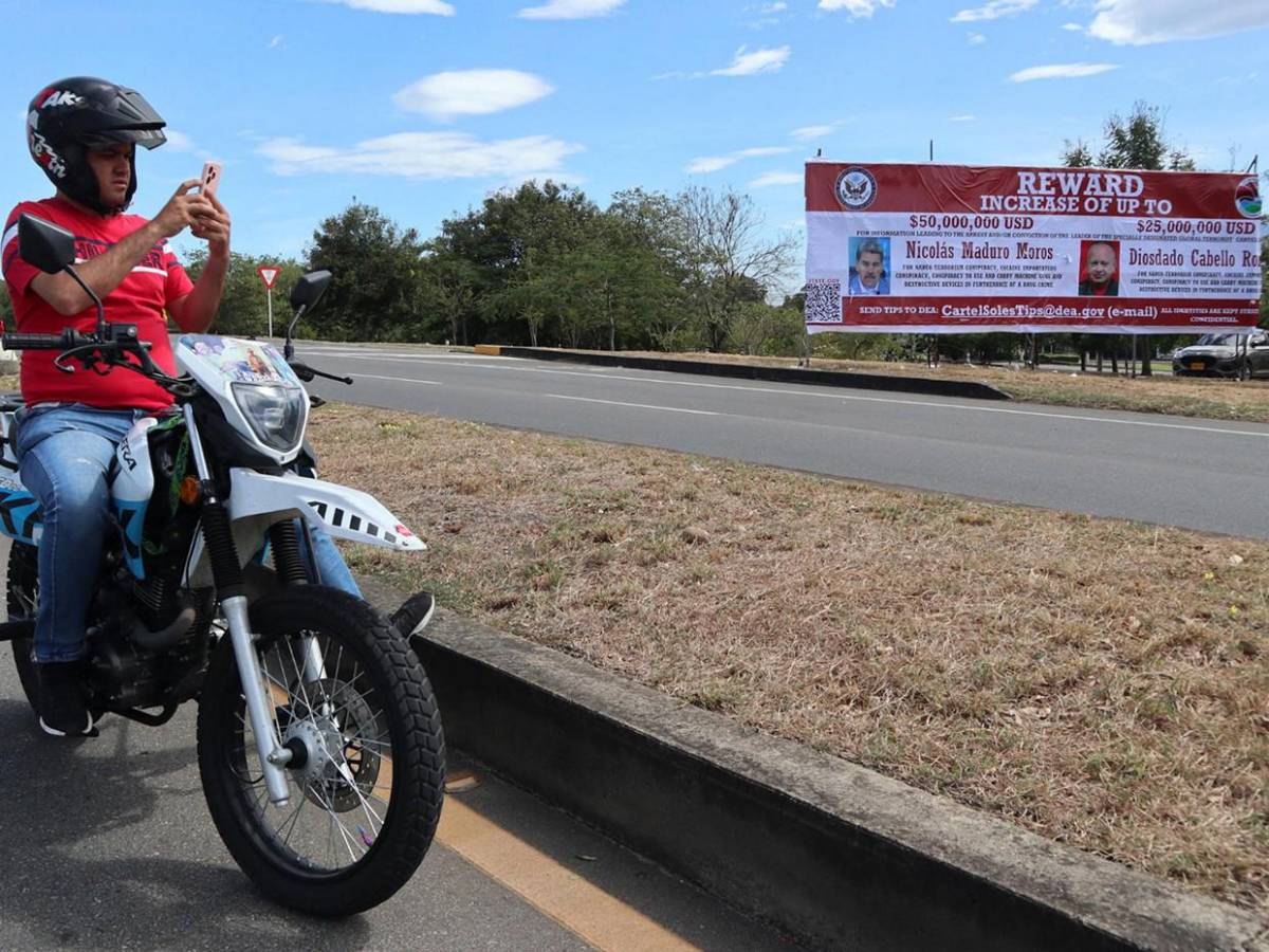 Amanece enorme valla de recompensa por Nicolás Maduro en frontera colombo-venezolana