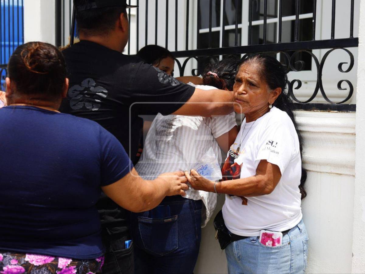 Entre lágrimas y exigiendo justicia: Así se presentó madre de Elvia Gómez a audiencia de Daniel Meraz