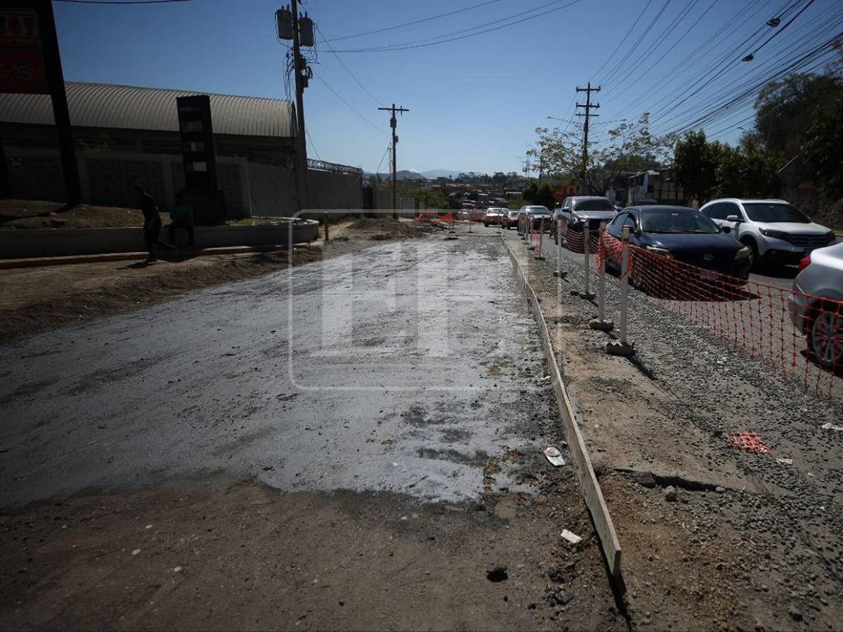 Aplican capa asfáltica en vías adyacentes al puente Papa Francisco