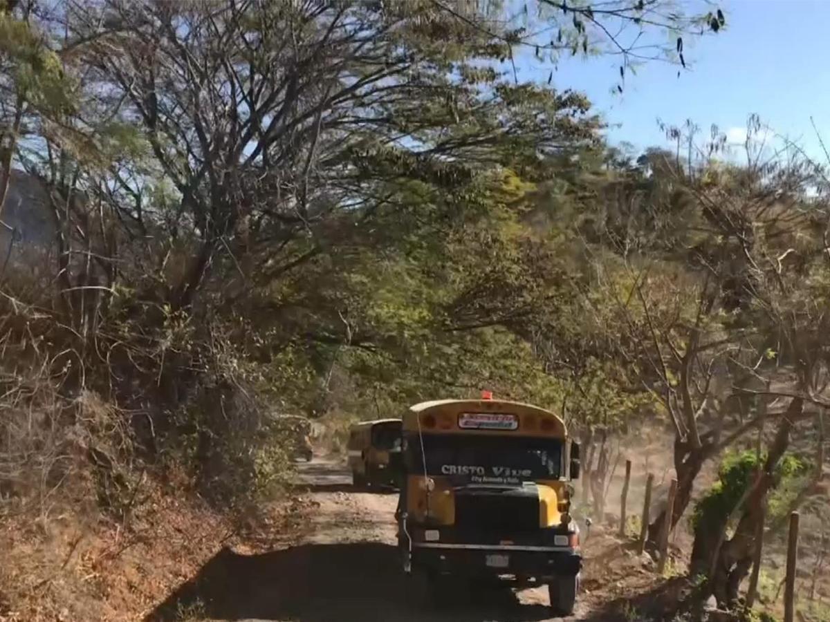 <i>Niños de comunidades distantes encuentran en el transporte gratuito un motivo para sonreír, eliminando las barreras que dificultaban su acceso a la educación.</i>