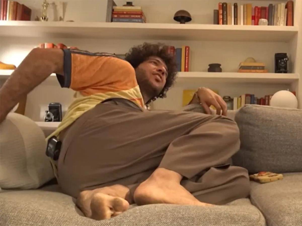 Es sumisión patética: Selena Gómez besa los pies de Benny Blanco y desata críticas