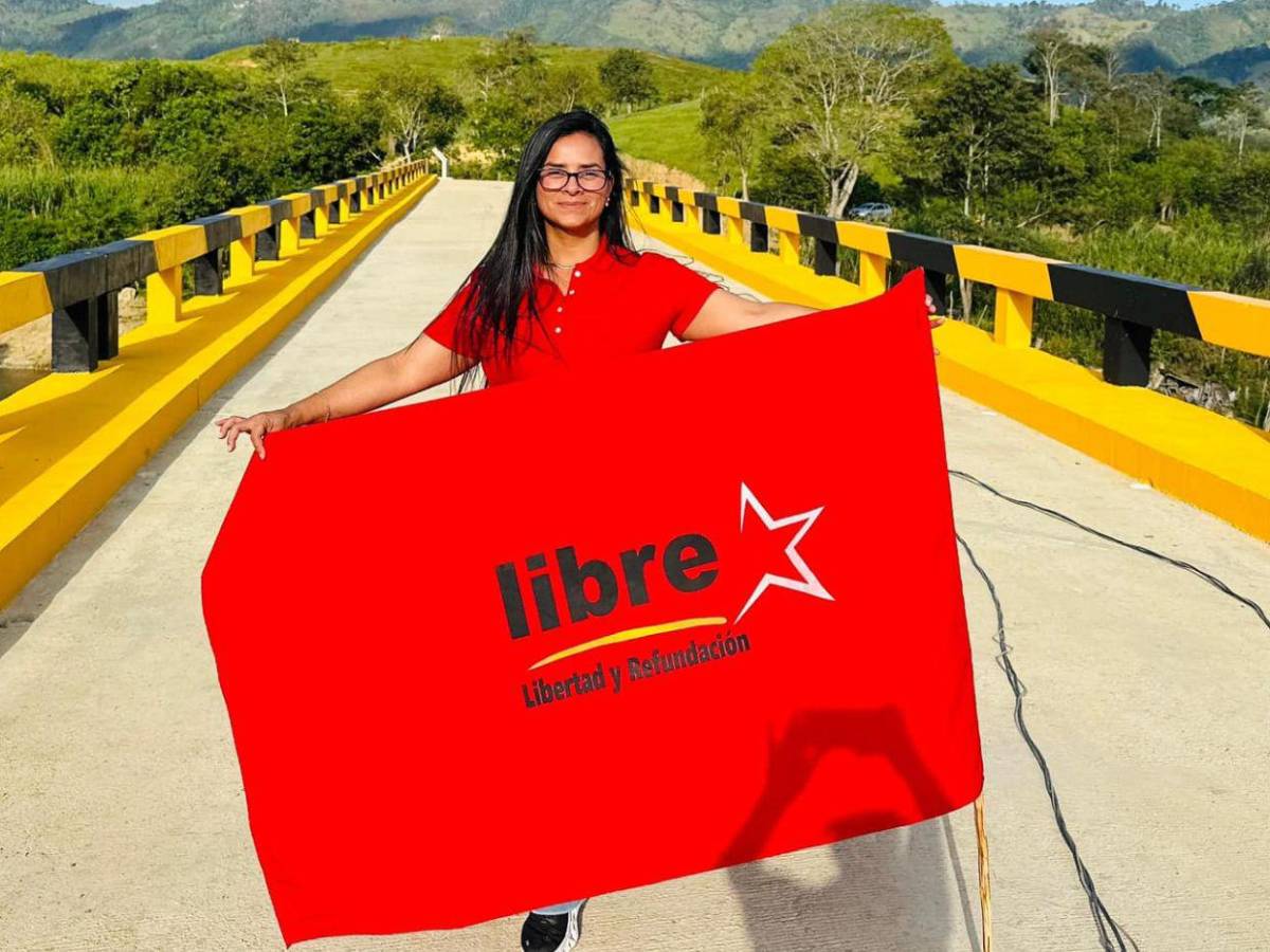 Isis Cuéllar sigue repartiendo dinero tras escándalo con Sedesol; dio L20 mil para un carwash