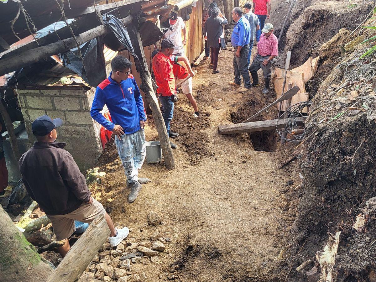 Un derrumbe lo soterró mientras trabajaba: Merlín Vásquez murió y dos primos lograron sobrevivir