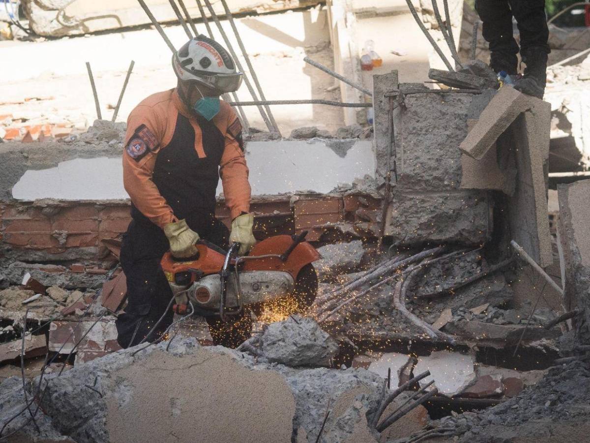 ¿Cómo es la labor de los rescatistas en Venezuela tras doble terremoto?