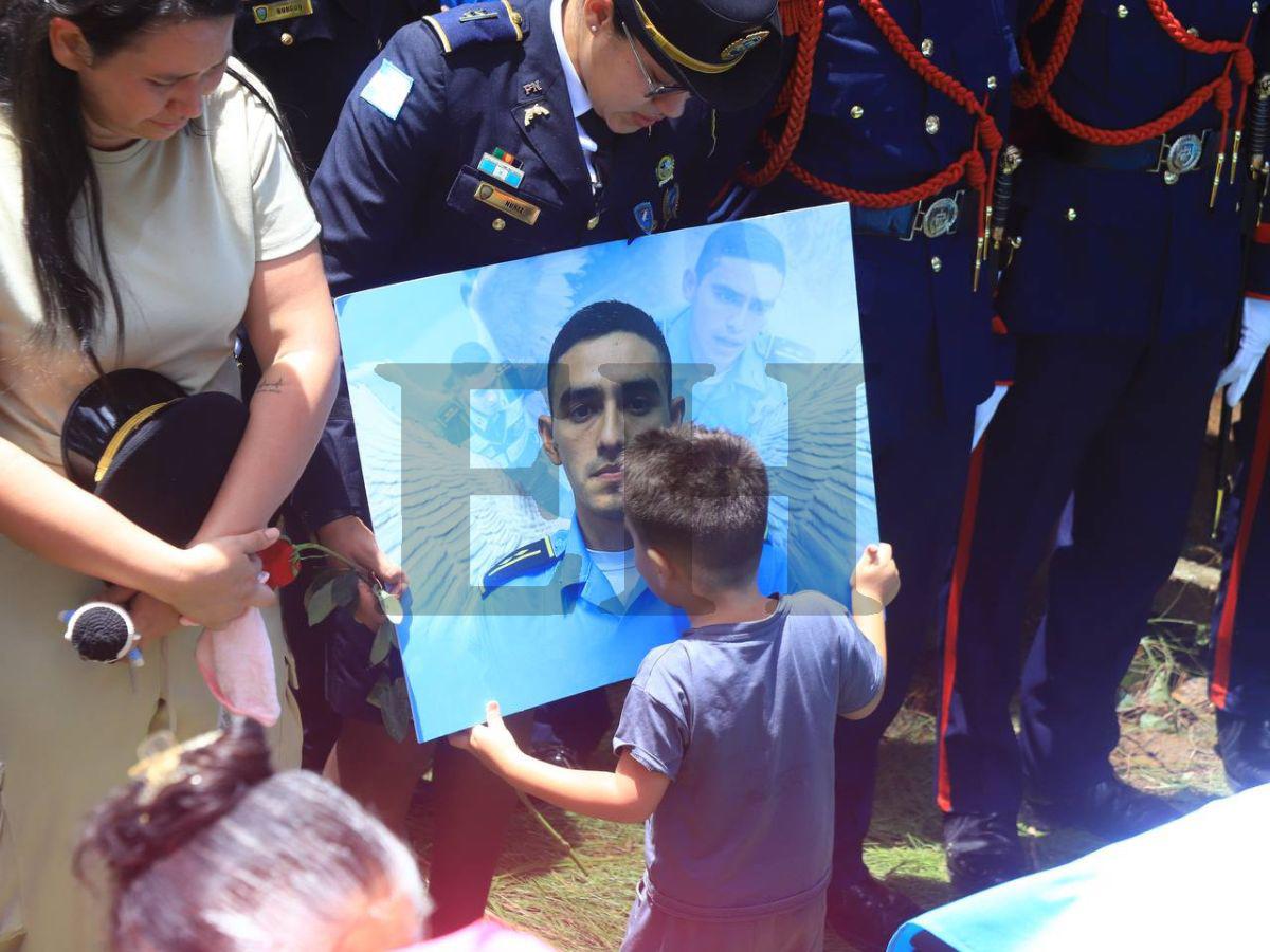 Con el rostro desconsolado: el triste adiós de la madre del policía Kevin Pérez en su entierro