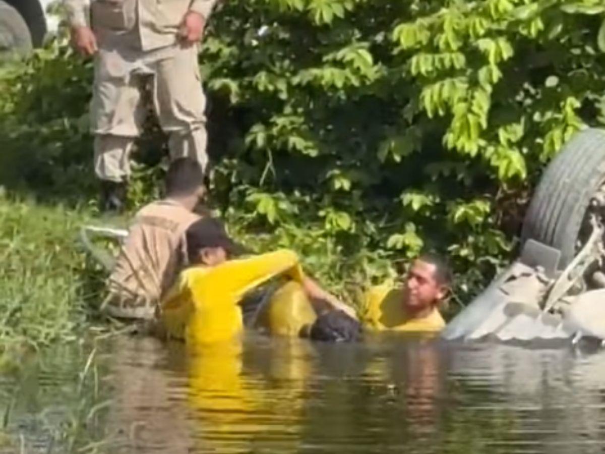 José Torres murió atrapado en su carro que cayó a un crique: momento en que sacan su cuerpo