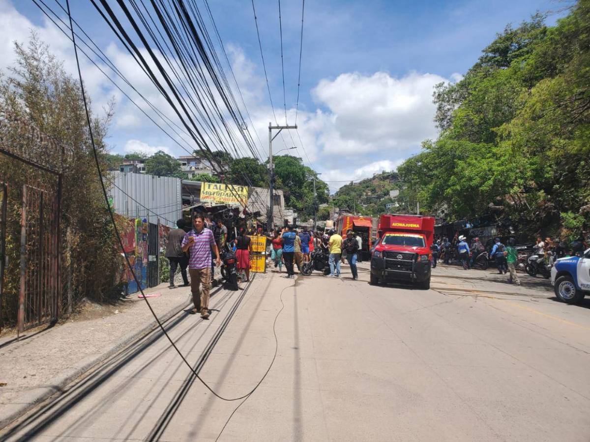 Las primeras imágenes de volcamiento de volqueta que dejó varios muertos en Villa Nueva