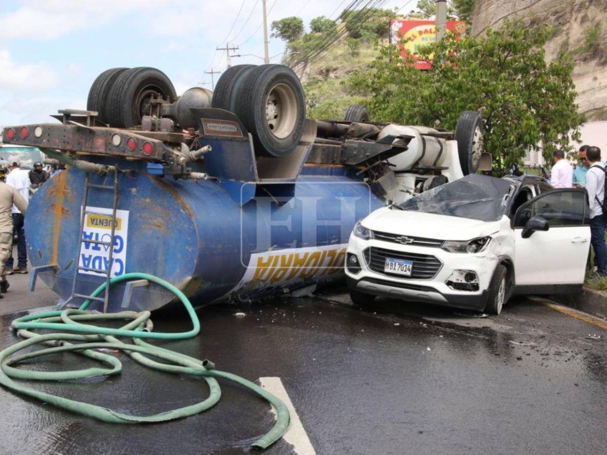 EN FOTOS: Varios heridos, vehículos destruidos y una cisterna volcada deja fuerte accidente en el anillo periférico