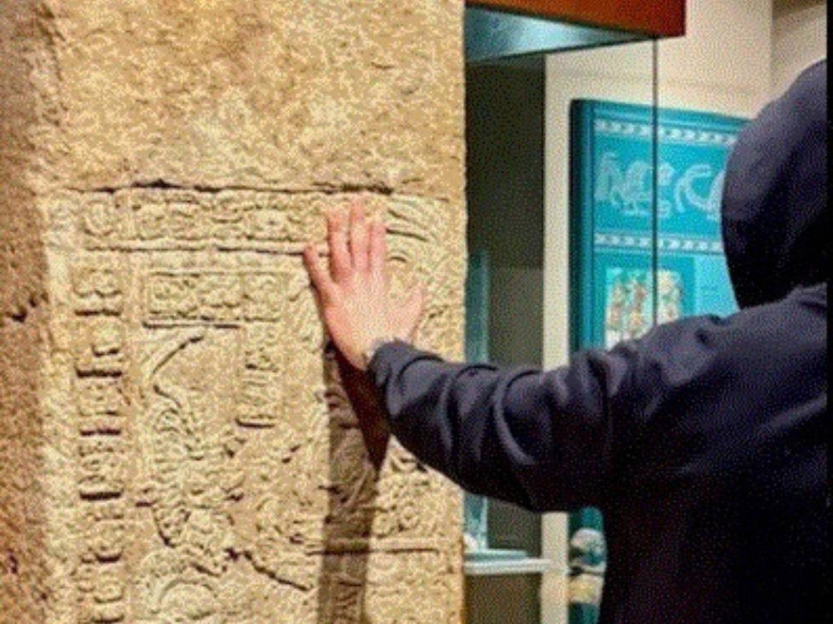 Bad Bunny amonestado por tocar una pieza arqueológica en el Museo Nacional de Antropología de México