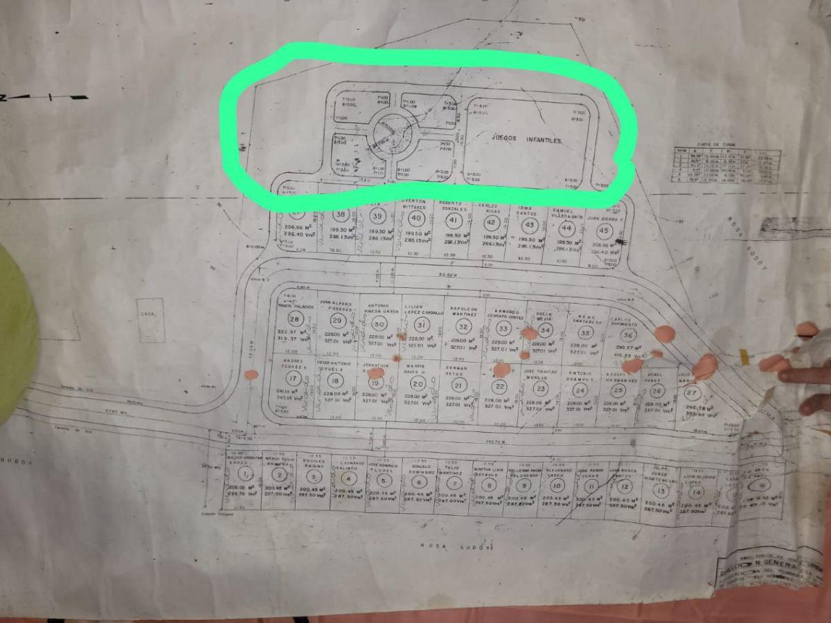 El plano donde se reflejan los lotes señala la zona que está en riesgo de ser invadida con posibles construcciones.