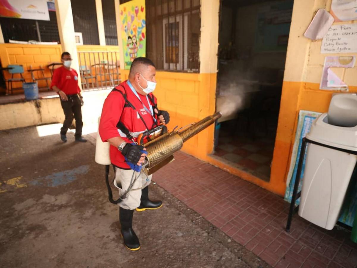 Fumigan albergue de colonia José Arturo Duarte para evitar casos de dengue