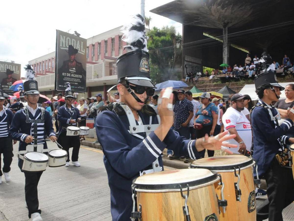 Patriotismo y creatividad, los mejores trajes de las bandas en los desfiles patrios Honduras 2025