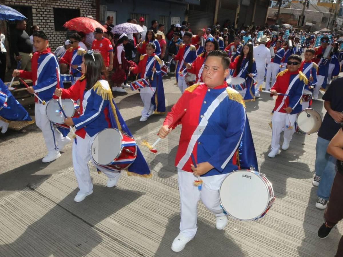 Patriotismo y creatividad, los mejores trajes de las bandas en los desfiles patrios Honduras 2025