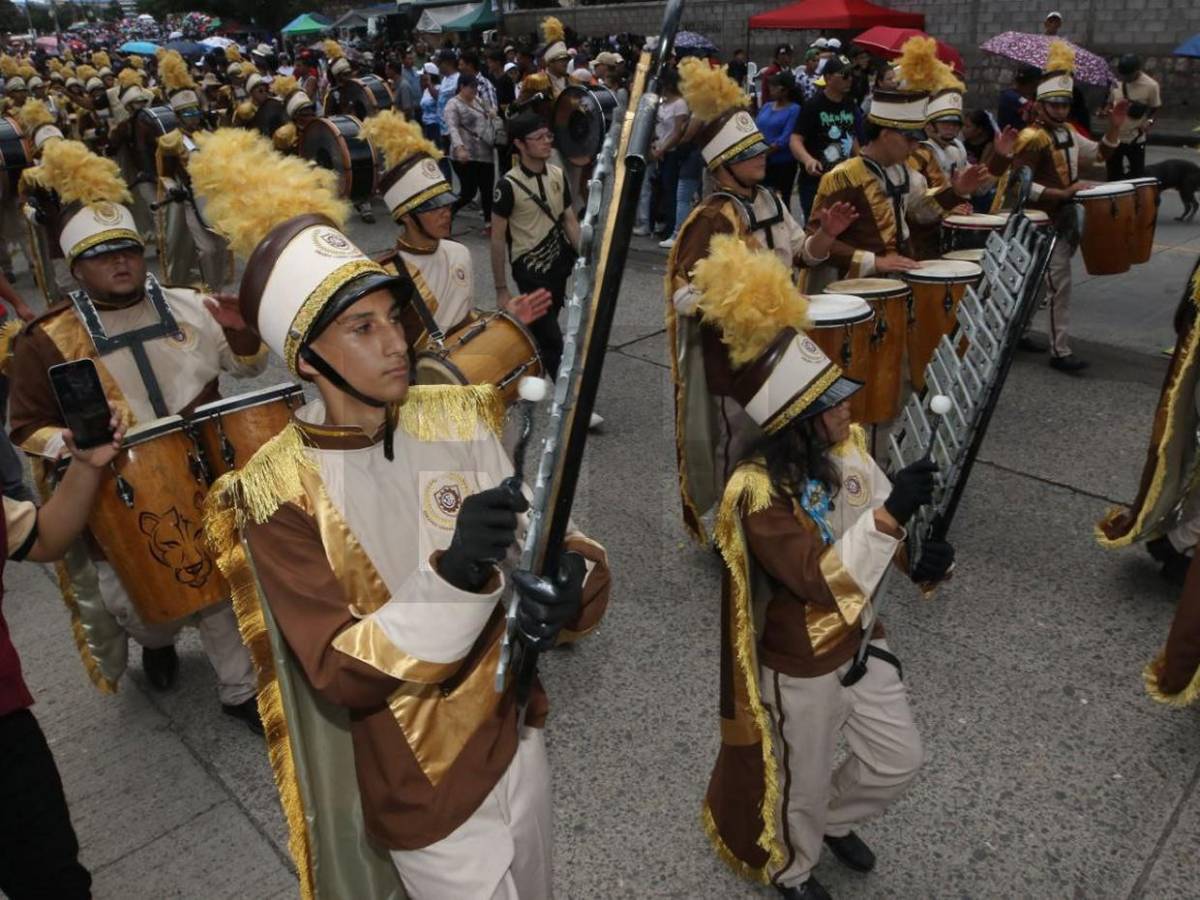 Patriotismo y creatividad, los mejores trajes de las bandas en los desfiles patrios Honduras 2025