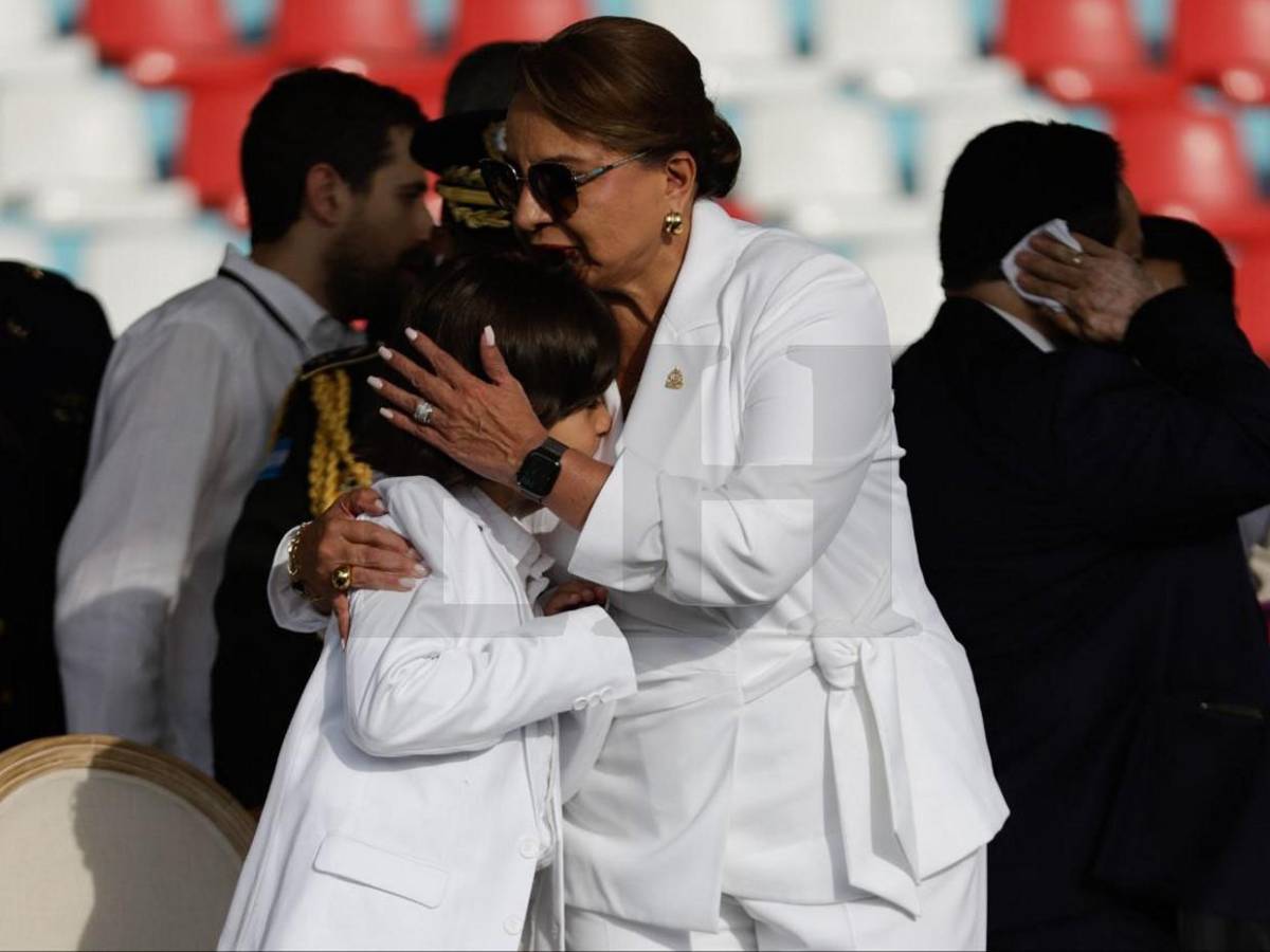 Elegancia y simplicidad, el toque en el atuendo de Xiomara Castro en desfiles patrios Honduras 2025