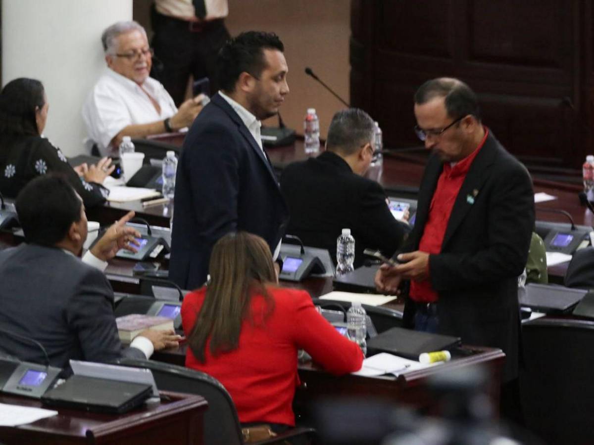 Diputados concentrados en sus propias pláticas en plena sesión legislativa