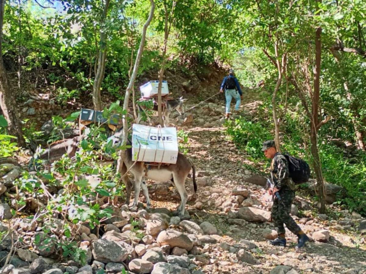 En lanchas y a lomo de mula trasladan maletas electorales a Colomoncagua y Morolica