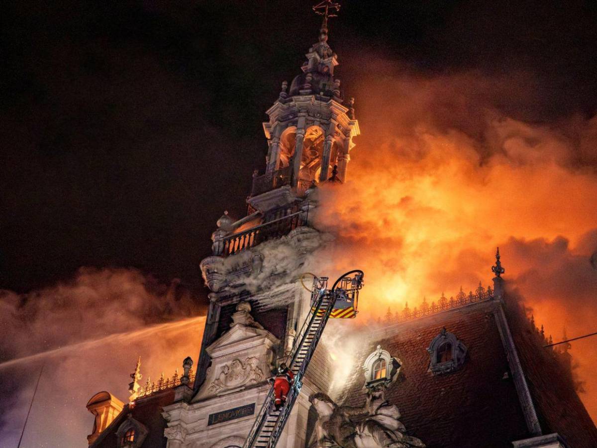 Así quedó el Ayuntamiento de Limoges tras el incendio provocado durante protestas