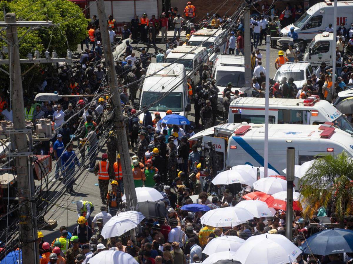 A contrarreloj buscan víctimas del accidente en discoteca de República Dominicana