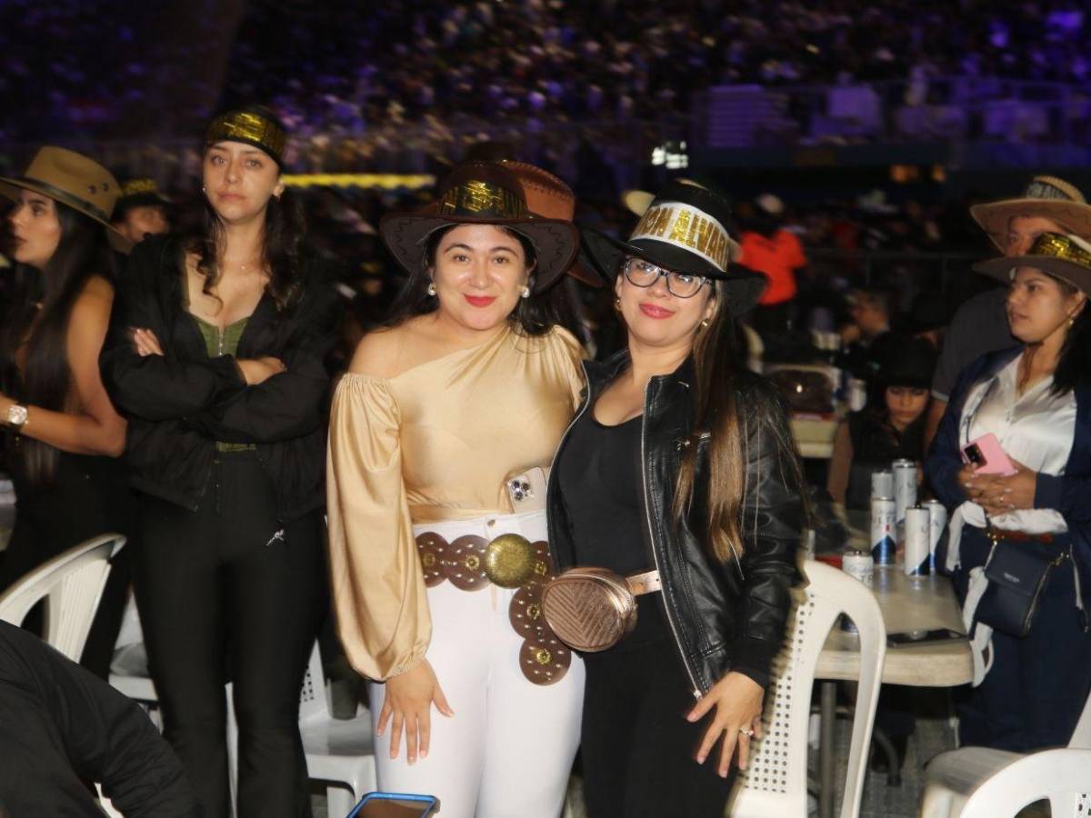 Sombreros, botas y flecos: la moda norteña del público en el concierto de Julión Álvarez