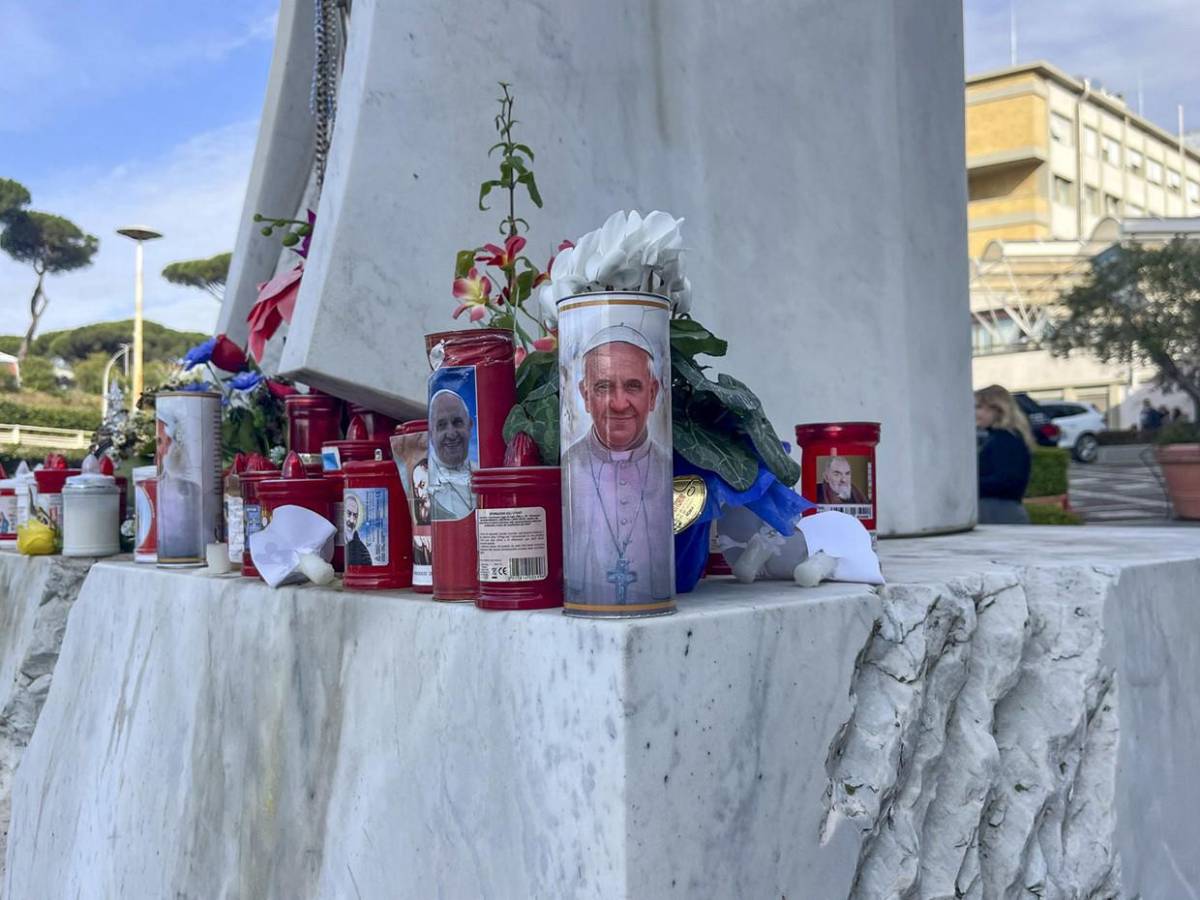 Con flores y velas frente a hospital, fieles improvisan altar por el papa Francisco