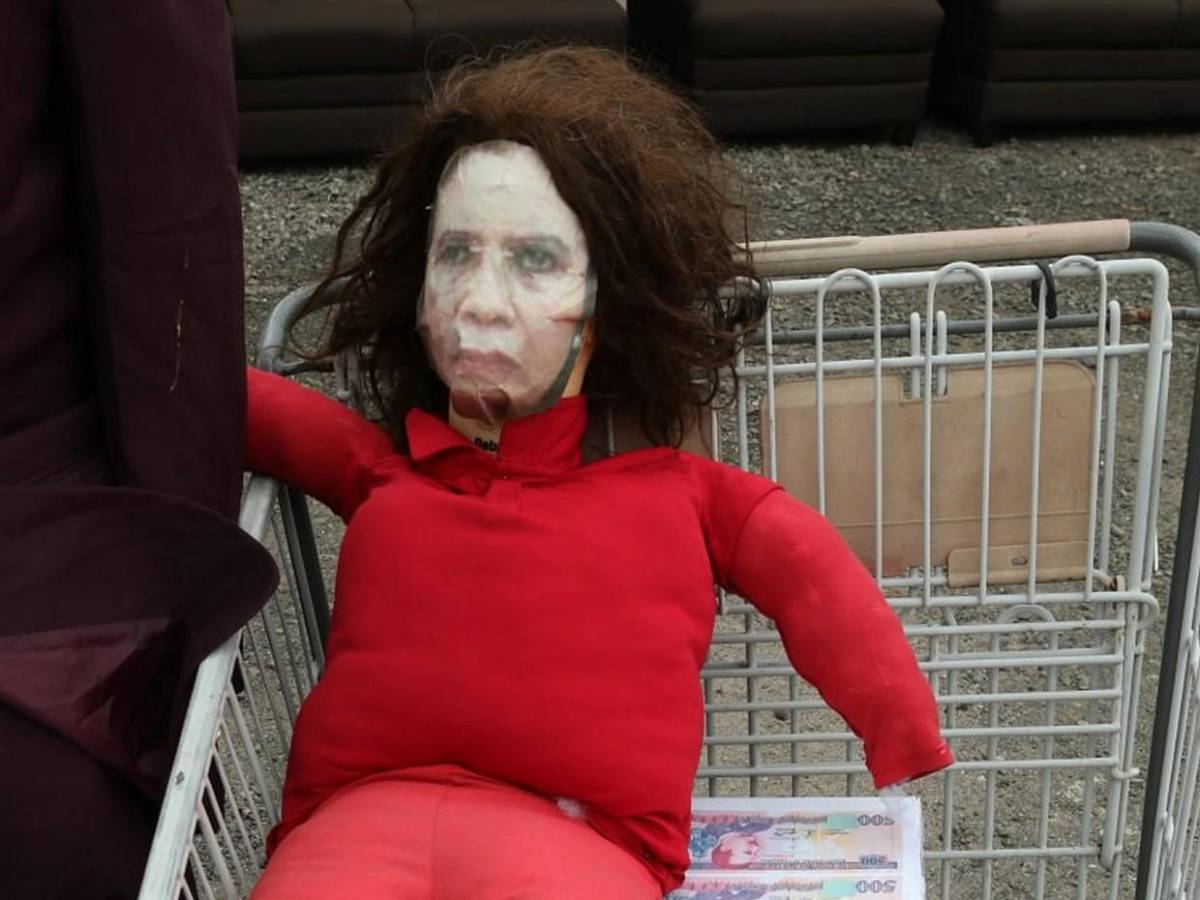 Creativos Años Viejos se preparan para despedir el 2025 en la capital