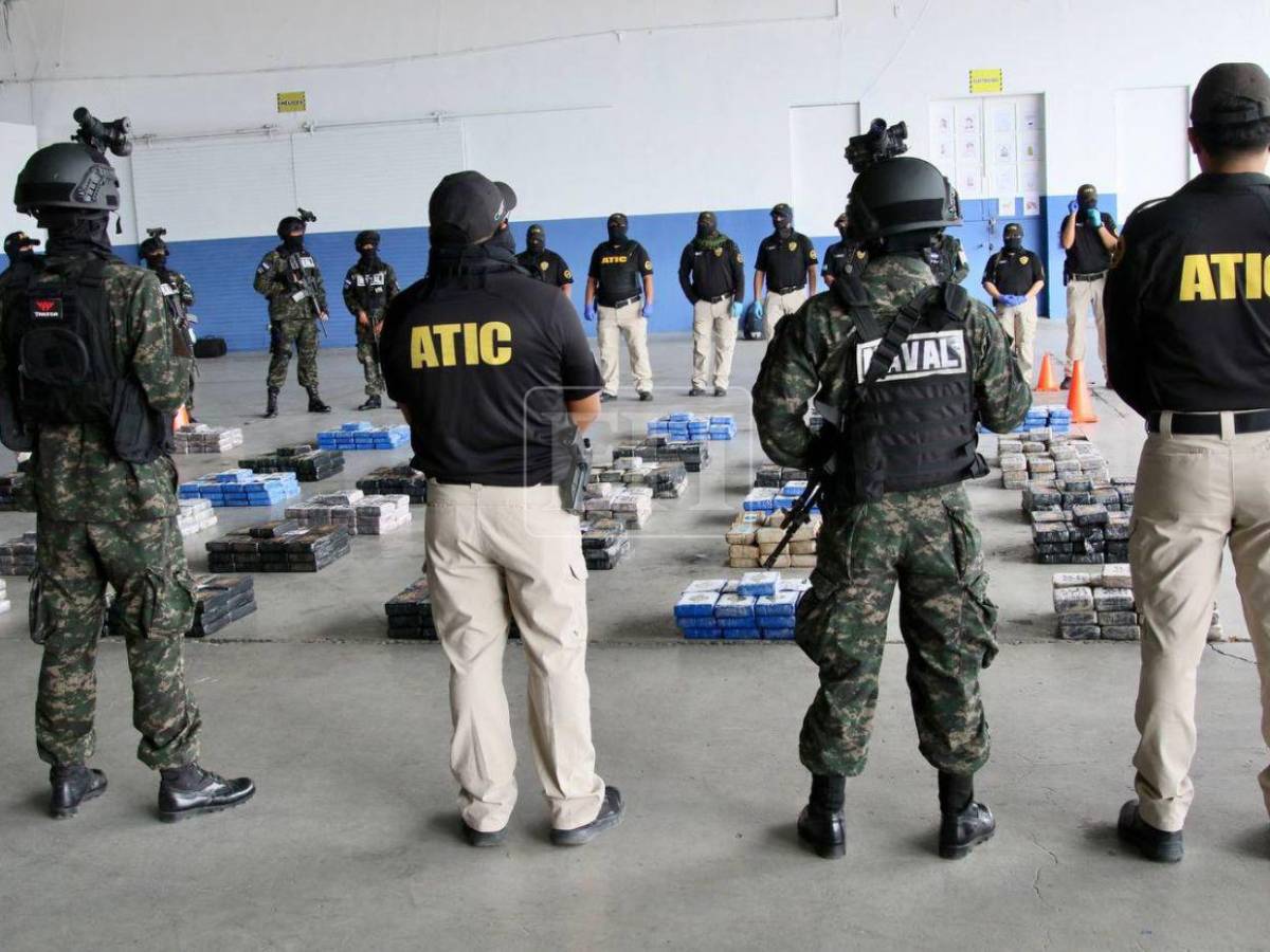 Así trasladaron a los cinco detenidos con 899 kilos de cocaína tras operación en Gracias a Dios