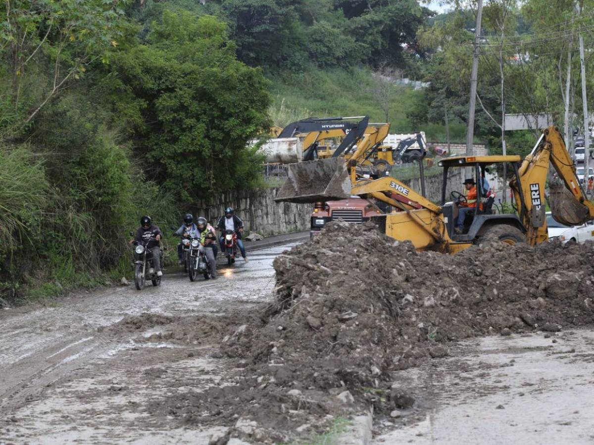 Derrumbe bloquea paso vehicular entre la Mayangle y el bulevar Fuerzas Armadas