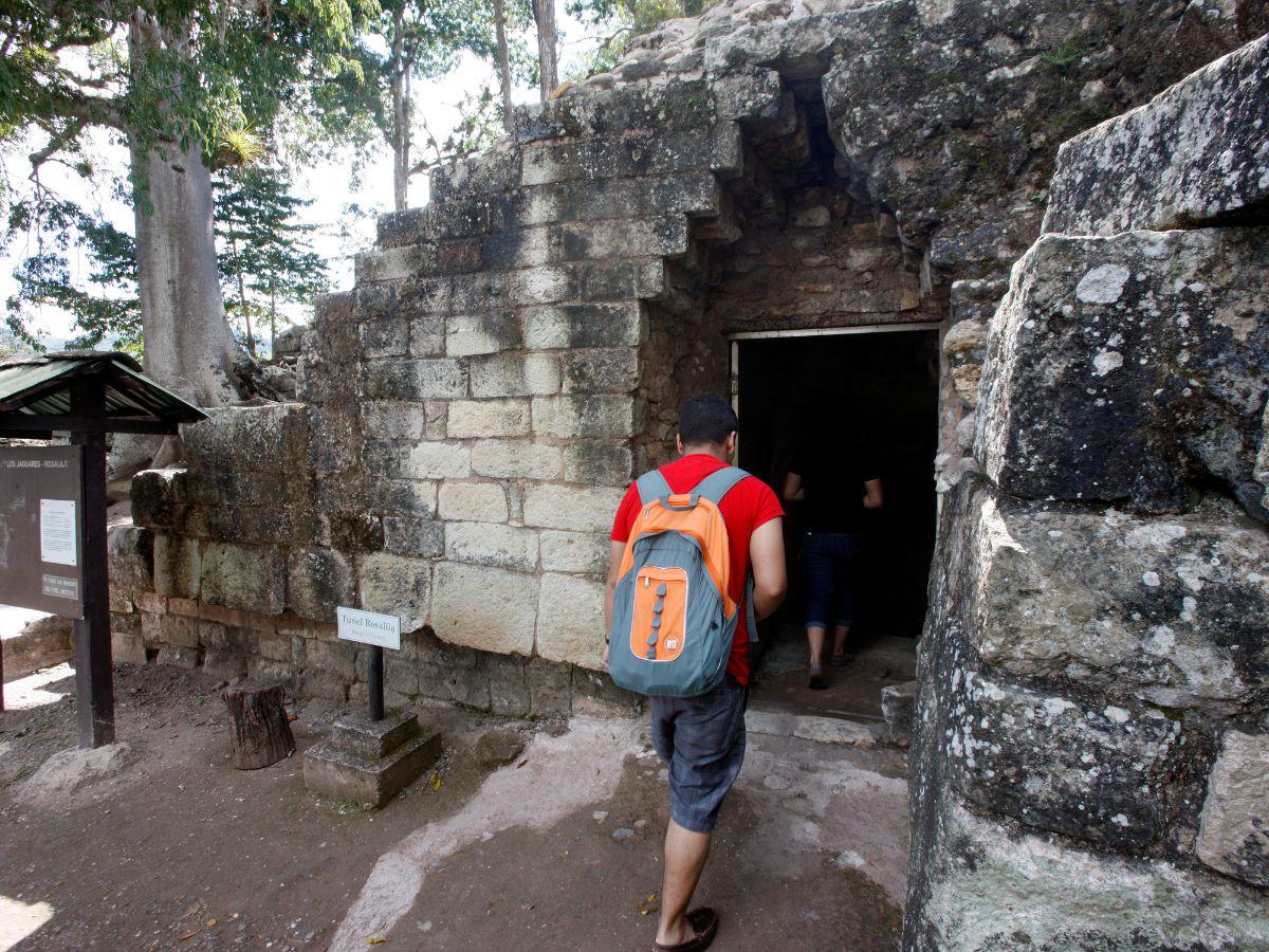 El ingreso a Rosalila es a través de túneles, que llevan hacia la parte del templo que está visible.