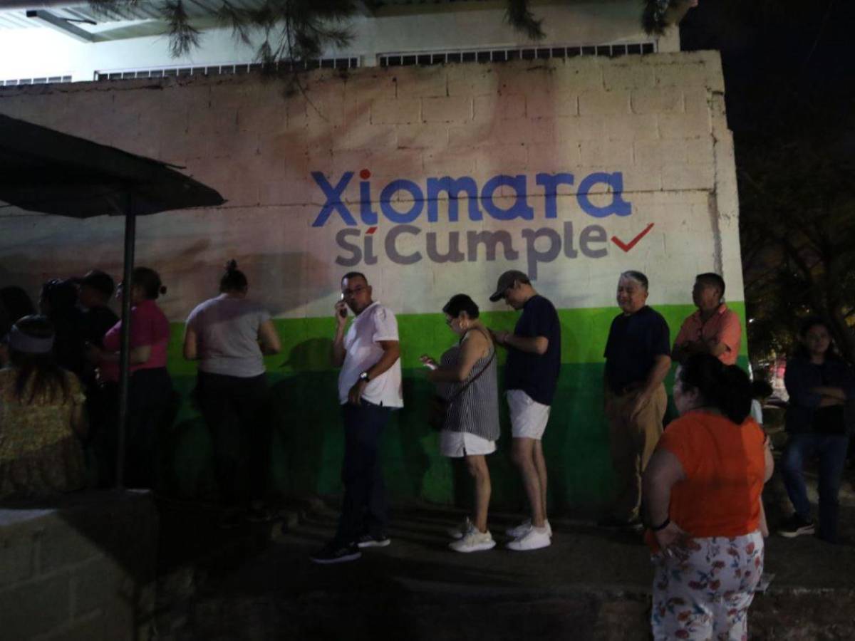 ¡A oscuras y cansados! Miles de hondureños se mantienen en centros de votación que abrieron tarde