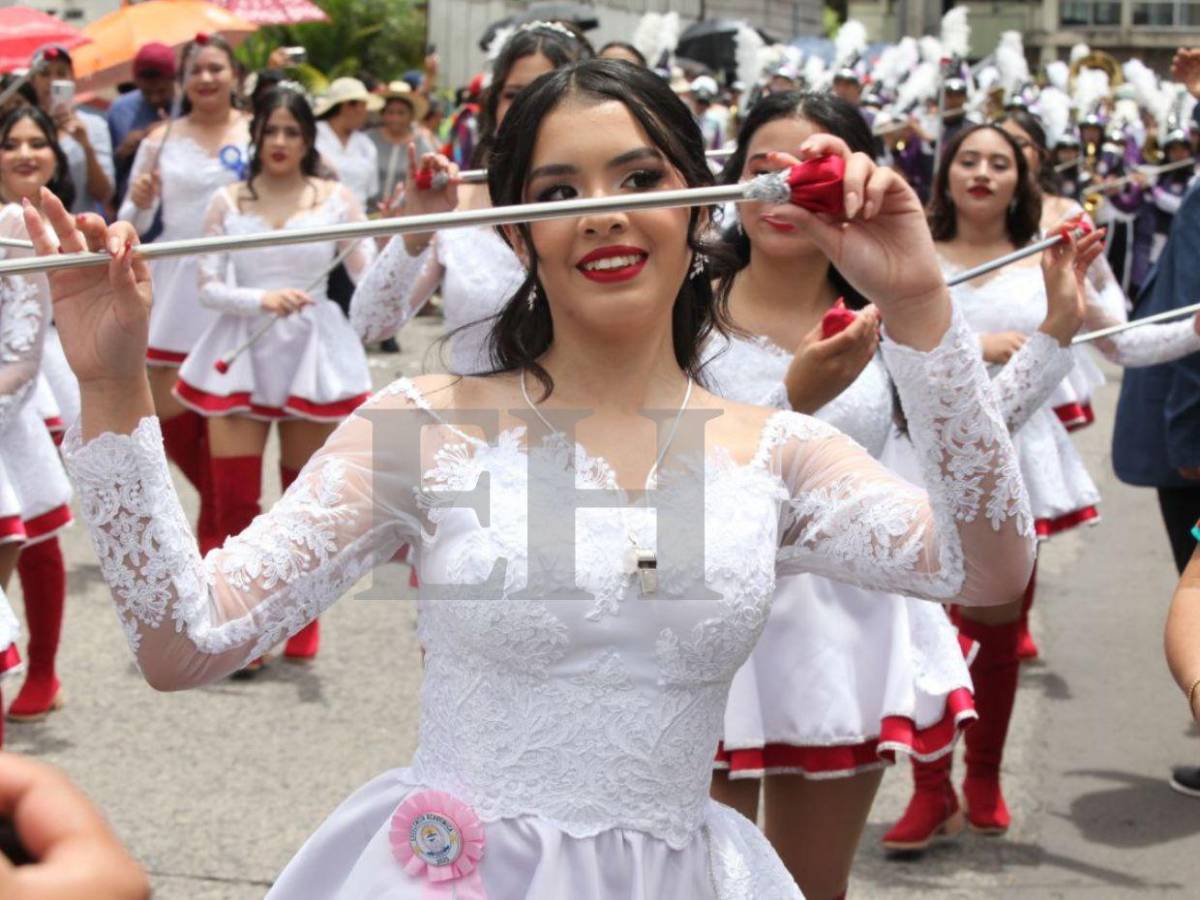 ¿Quién es Mía Valentina Flores, la hermosa palillona del Santa Mónica que deslumbró en los desfiles?