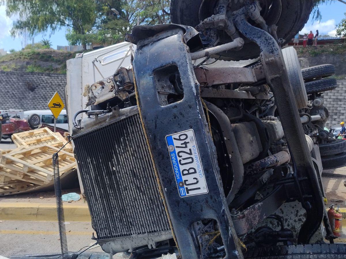 Rastra desenfrenada impacta contra un pick-up: impactantes imágenes del volcamiento