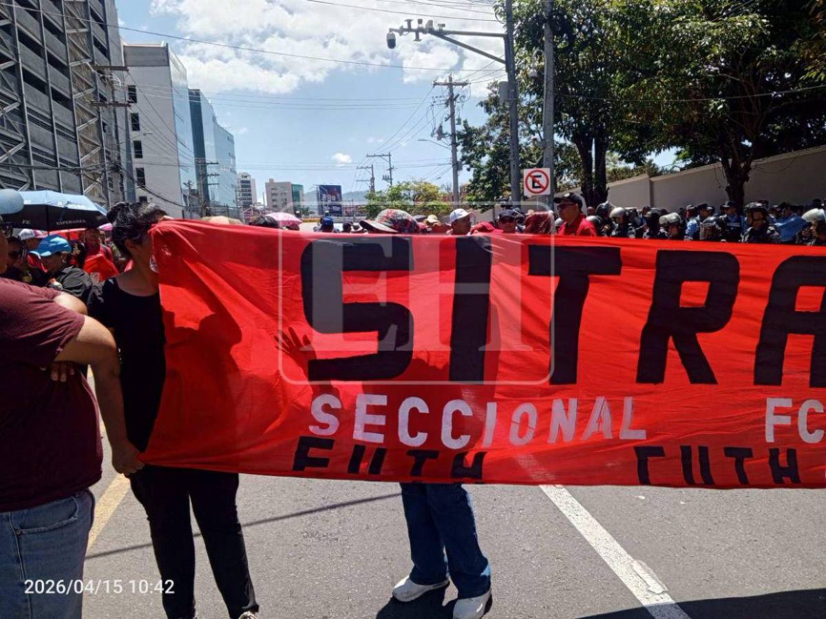 Plazas por mérito, no por bandera: médicos protestan frente a casa presidencial