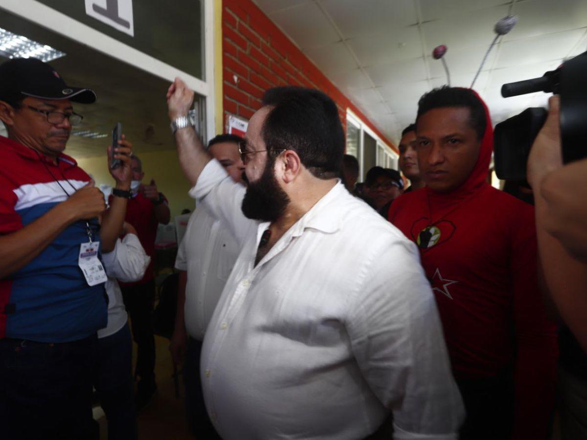 Luis Redondo, presidente del Congreso Nacional, llega a votar en San Pedro Sula
