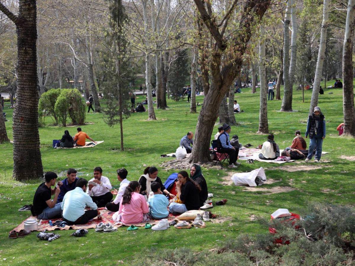 Van al parque, realizan picnic y asados: la vida de los iraníes en plena guerra con EUA